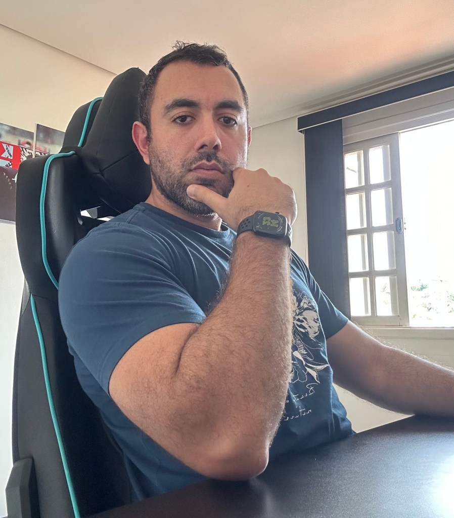 Tiago Sampaio on his home office.